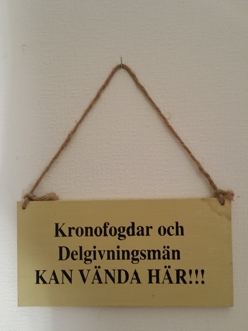 Text: Kronofogdar och delgivningsmän KAN VÄNDA HÄR!!! Text: Kronofogdar och delgivningsmän KAN VÄNDA HÄR!!!